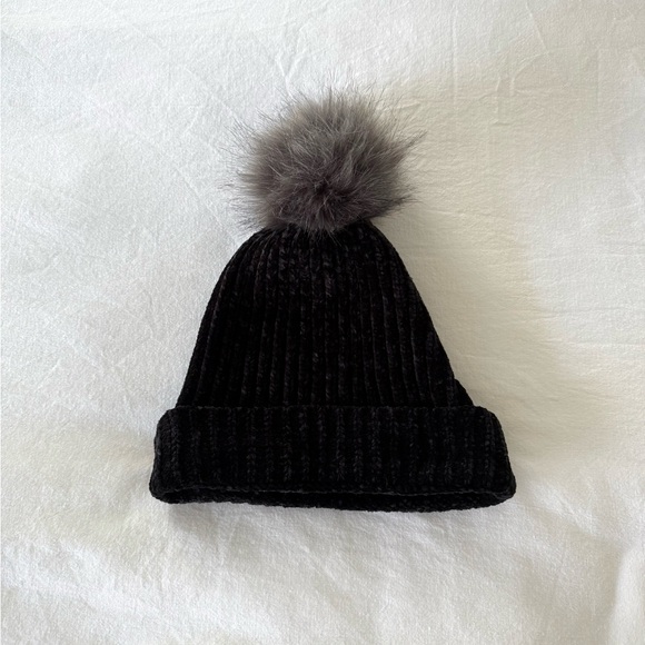 RW&CO Cozy Black Knit Pom-Pom Beanie - Picture 2 of 3